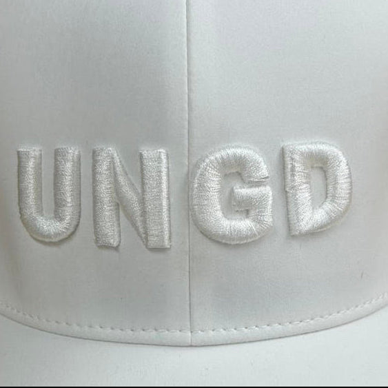 UNGD キャップ 3D刺繍ロゴ（ホワイト×ホワイト）